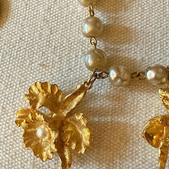 Vintage Faux Pearl Gold Tone Link Bracelet with 6 Gold Tone Charms. - Picture 3 of 6